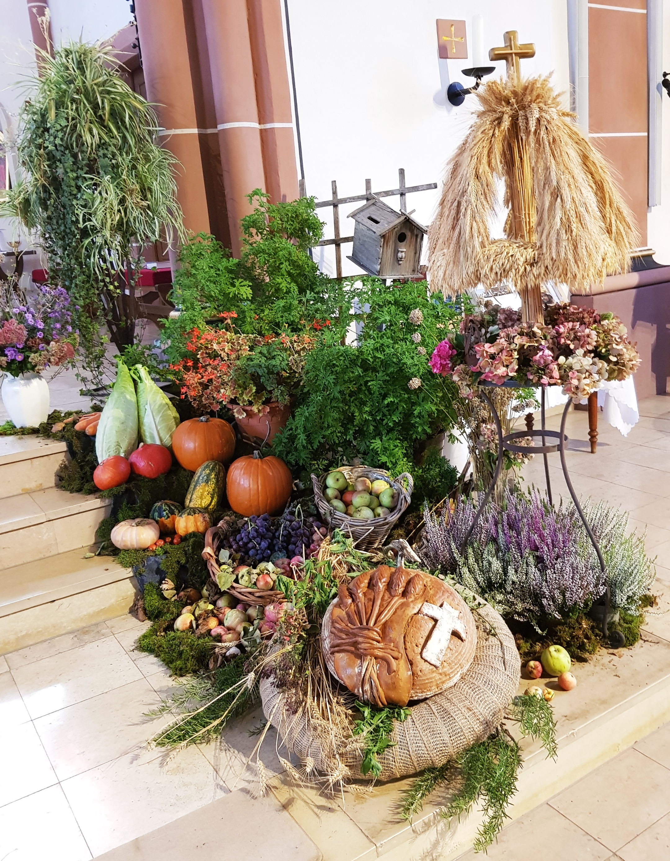 Erntedankaltar mit obst, Gemüse, Brot und der Erntekrone aus Ähren (c) k-h. Erntedankaltar mit obst, Gemüse, Brot und der Erntekrone aus Ähren